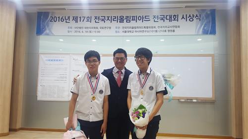 �����ø��ǾƵ�/��17ȸ ���� �����ø��ǾƵ忡�� ������ ���¸�(������), �ڰ���(����) �л��� ������ ��������(���)